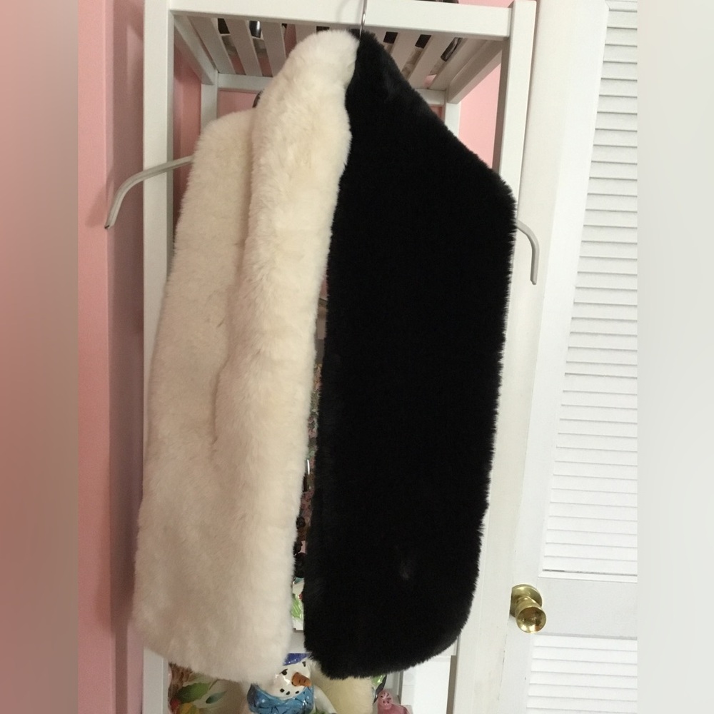 Apparis faux fur scarf EUC